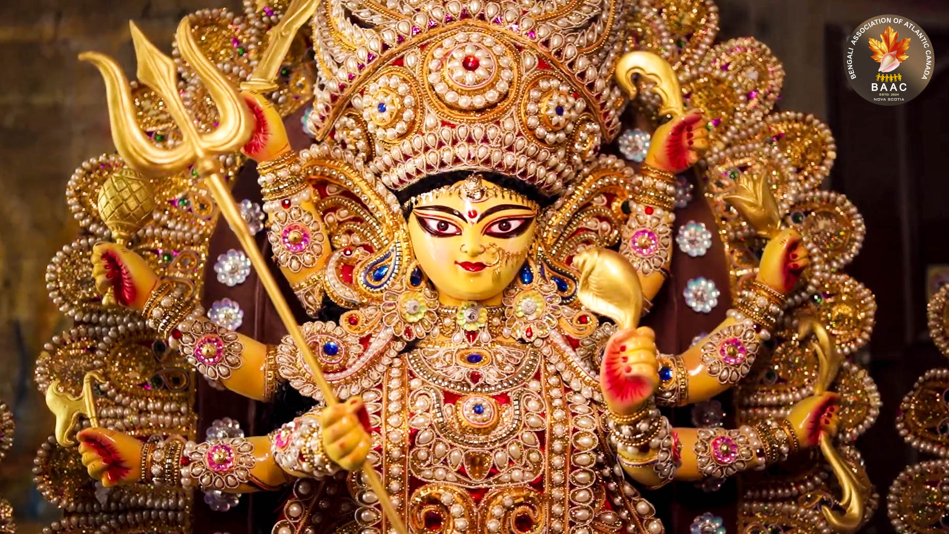 মা আসছেন!